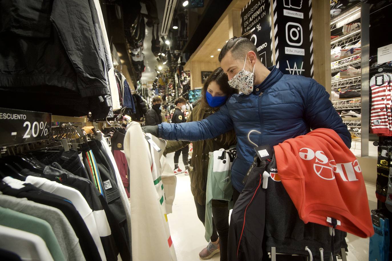 Fotos: El mal tiempo y las restricciones cubren de nubarrones la campaña de rebajas en Murcia