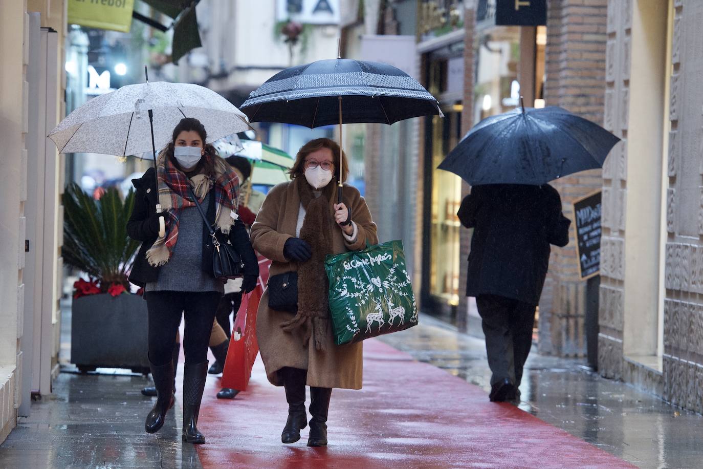 Fotos: El mal tiempo y las restricciones cubren de nubarrones la campaña de rebajas en Murcia