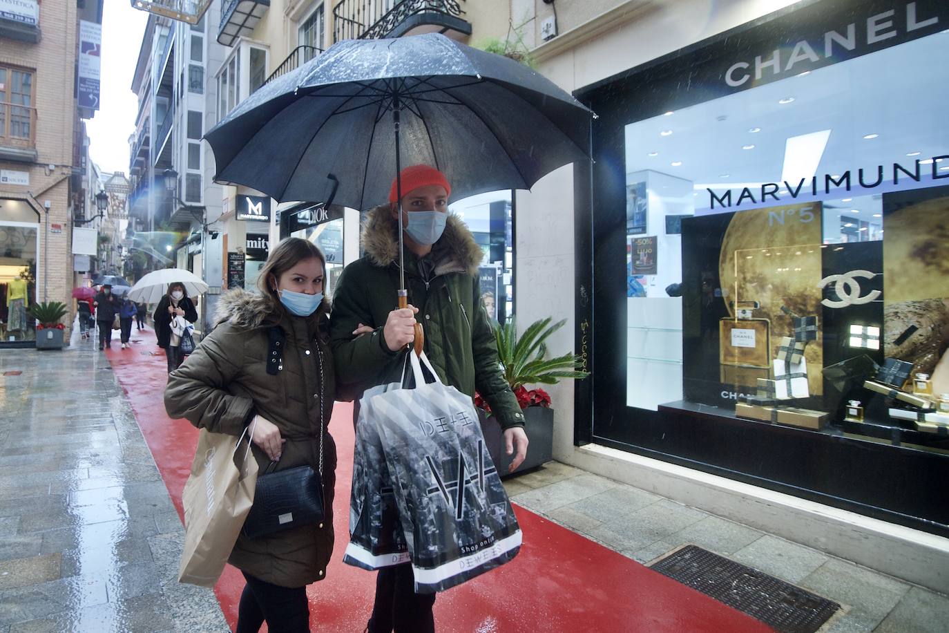 Fotos: El mal tiempo y las restricciones cubren de nubarrones la campaña de rebajas en Murcia
