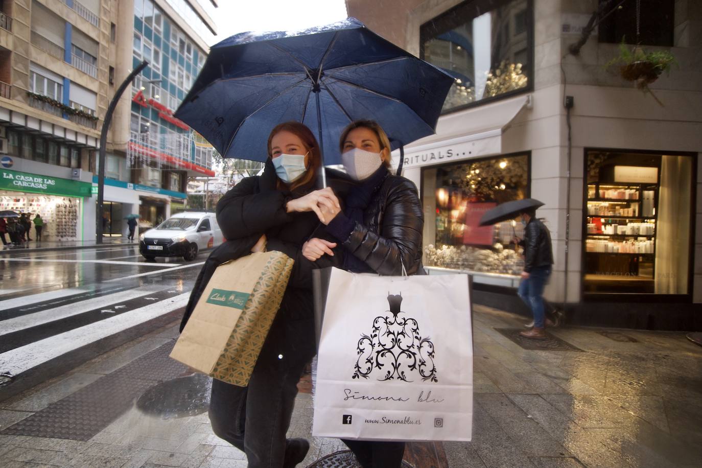 Fotos: El mal tiempo y las restricciones cubren de nubarrones la campaña de rebajas en Murcia