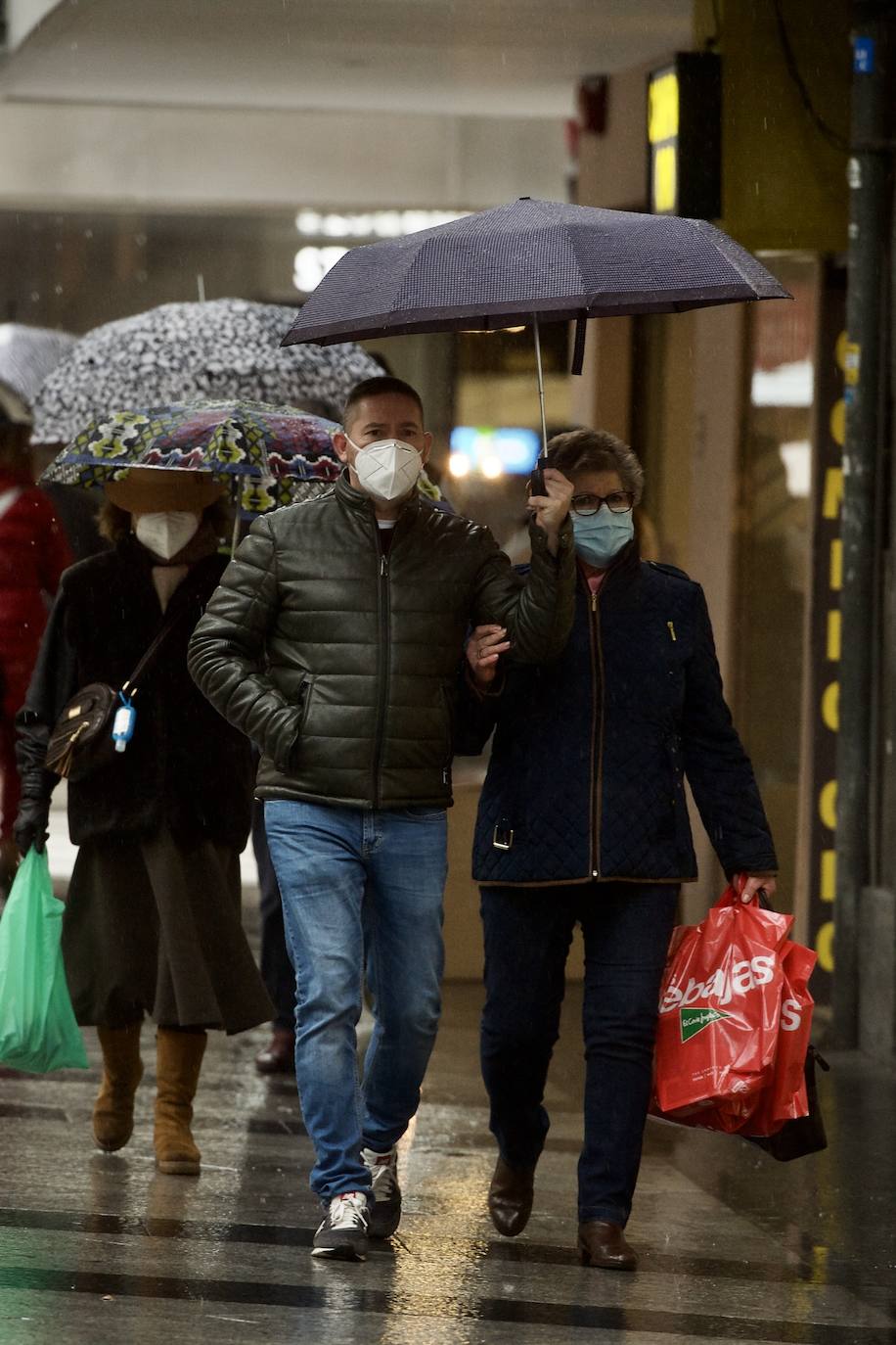 Fotos: El mal tiempo y las restricciones cubren de nubarrones la campaña de rebajas en Murcia