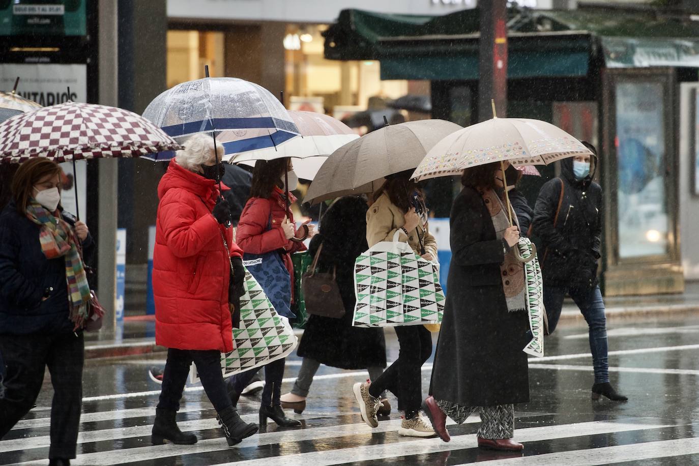 Fotos: El mal tiempo y las restricciones cubren de nubarrones la campaña de rebajas en Murcia