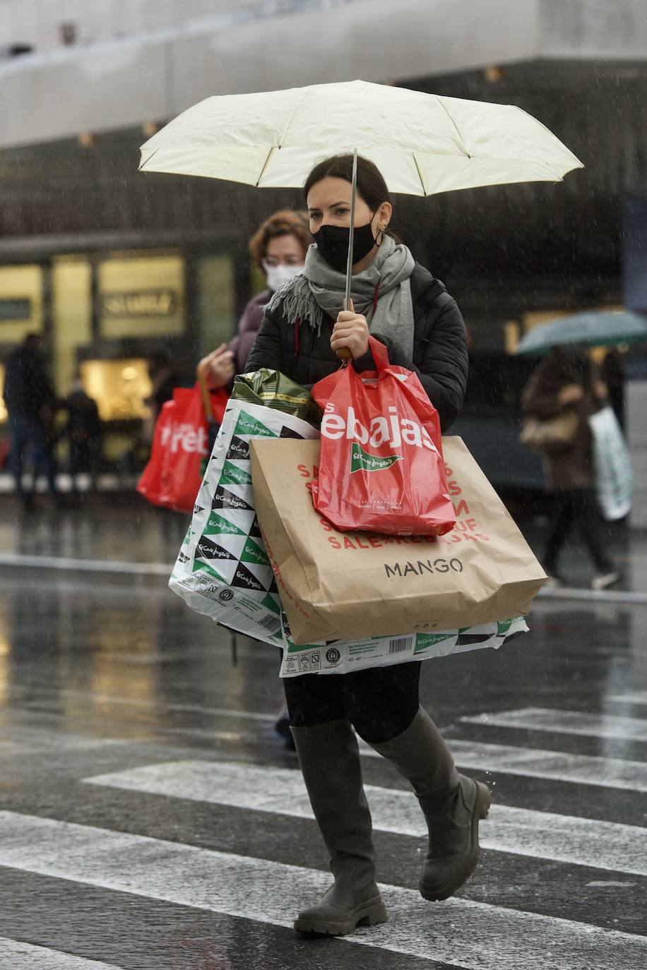 Fotos: El mal tiempo y las restricciones cubren de nubarrones la campaña de rebajas en Murcia