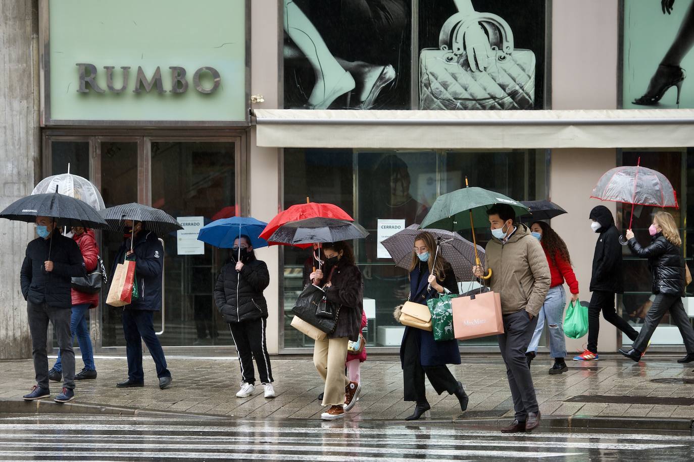 Fotos: El mal tiempo y las restricciones cubren de nubarrones la campaña de rebajas en Murcia