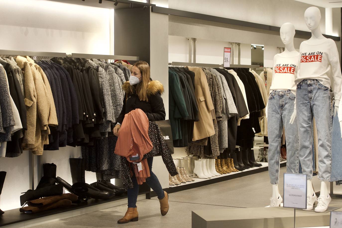 Fotos: El mal tiempo y las restricciones cubren de nubarrones la campaña de rebajas en Murcia