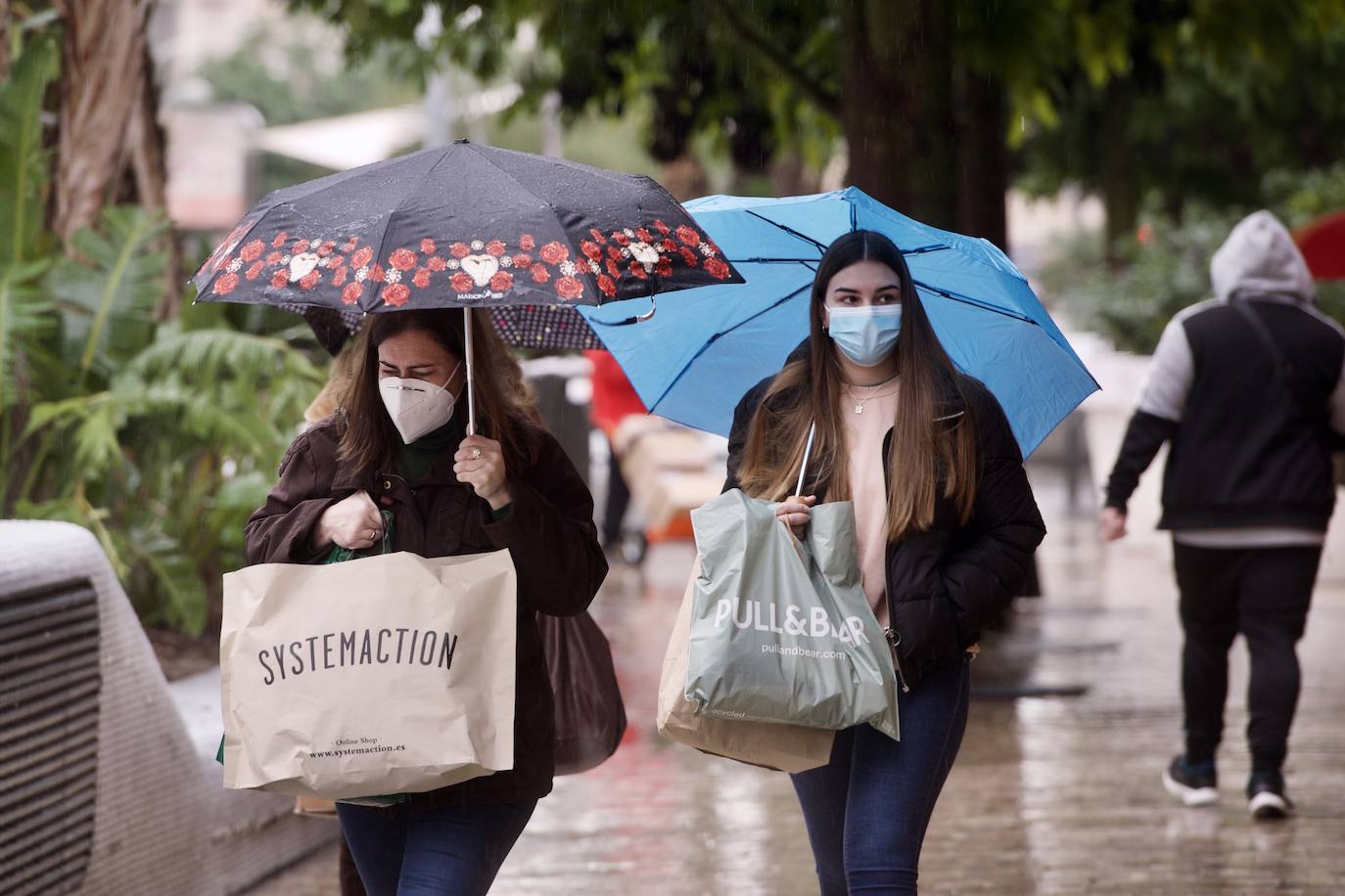 Fotos: El mal tiempo y las restricciones cubren de nubarrones la campaña de rebajas en Murcia