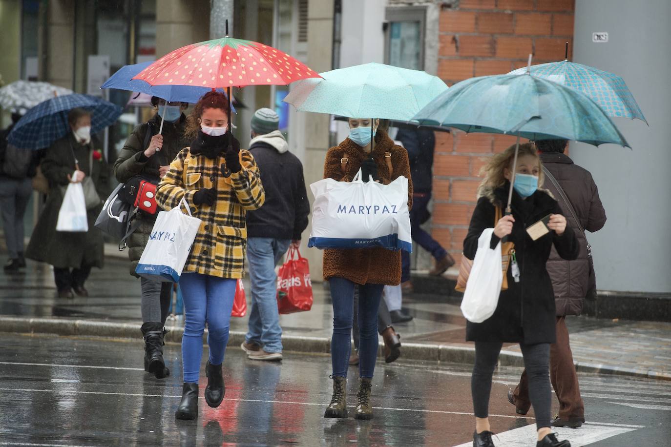 Fotos: El mal tiempo y las restricciones cubren de nubarrones la campaña de rebajas en Murcia
