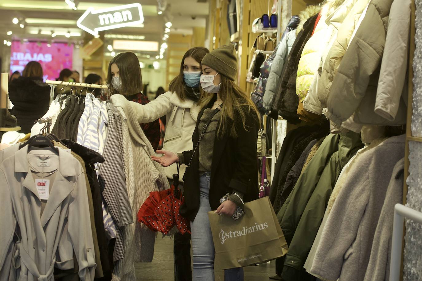 Fotos: El mal tiempo y las restricciones cubren de nubarrones la campaña de rebajas en Murcia