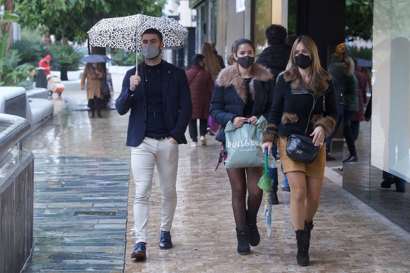 Fotos: El mal tiempo y las restricciones cubren de nubarrones la campaña de rebajas en Murcia