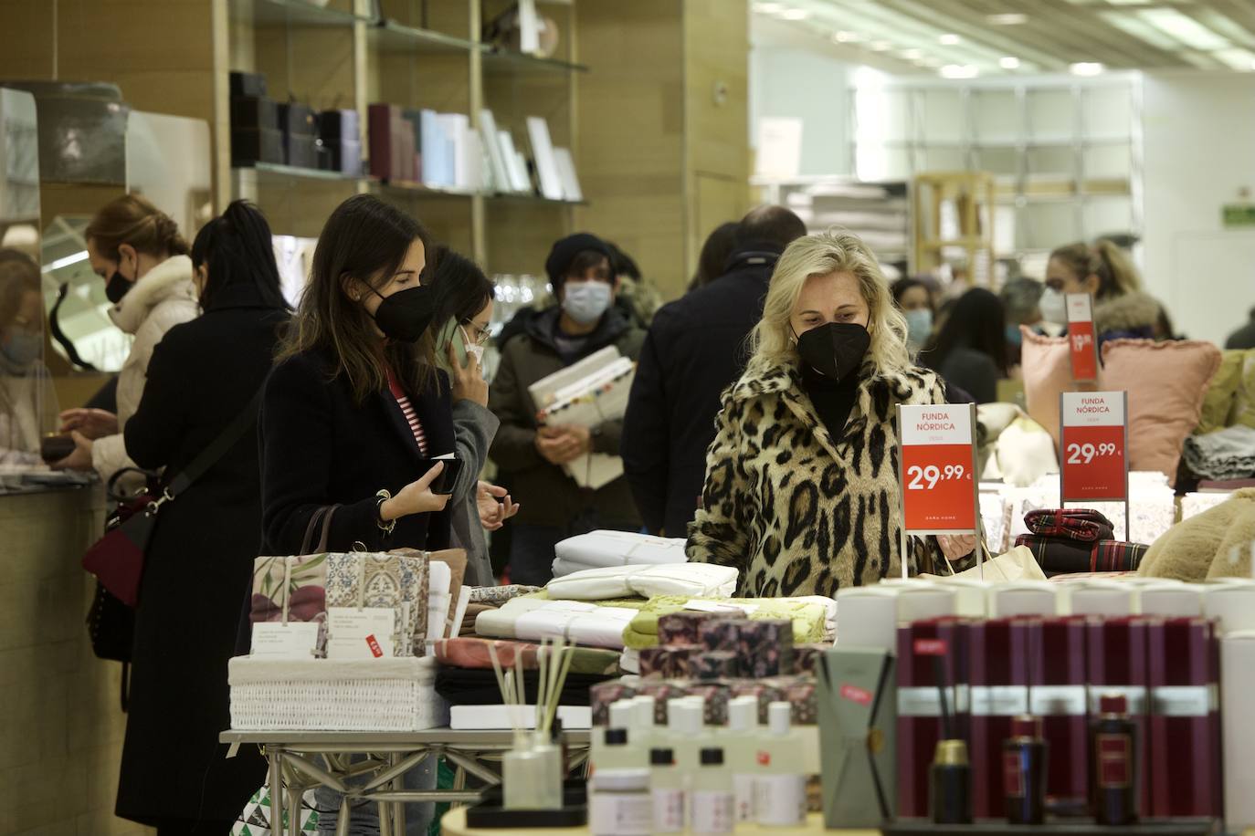 Fotos: El mal tiempo y las restricciones cubren de nubarrones la campaña de rebajas en Murcia
