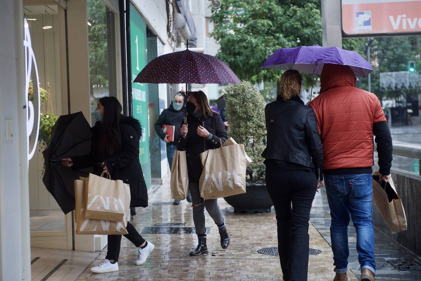 Fotos: El mal tiempo y las restricciones cubren de nubarrones la campaña de rebajas en Murcia