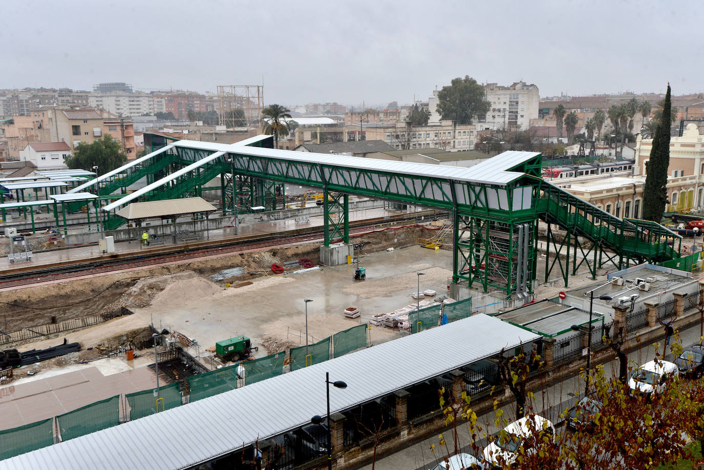 Fotos: Adif ultima la nueva pasarela de viajeros para poder soterrar la estación del Carmen