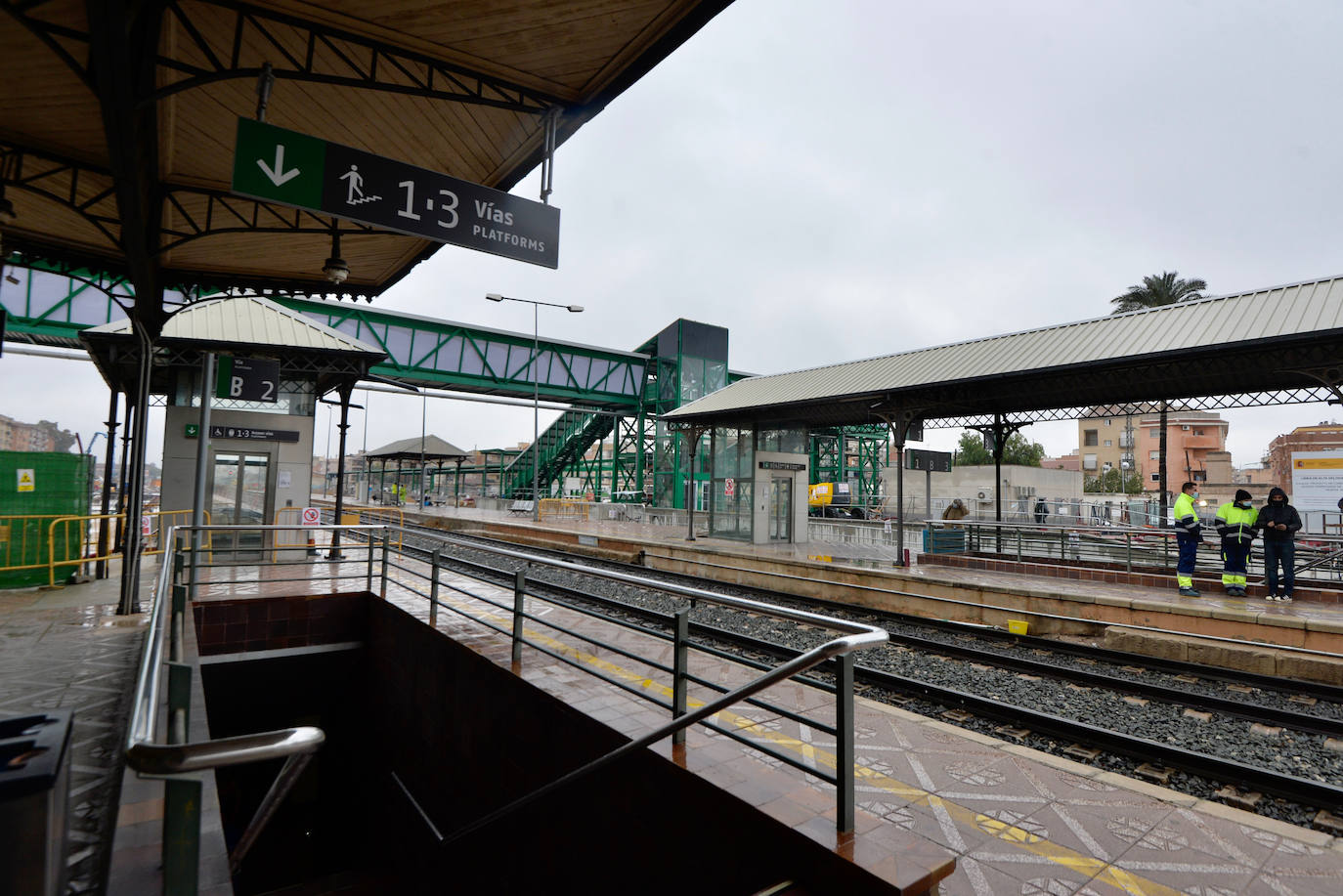 Fotos: Adif ultima la nueva pasarela de viajeros para poder soterrar la estación del Carmen