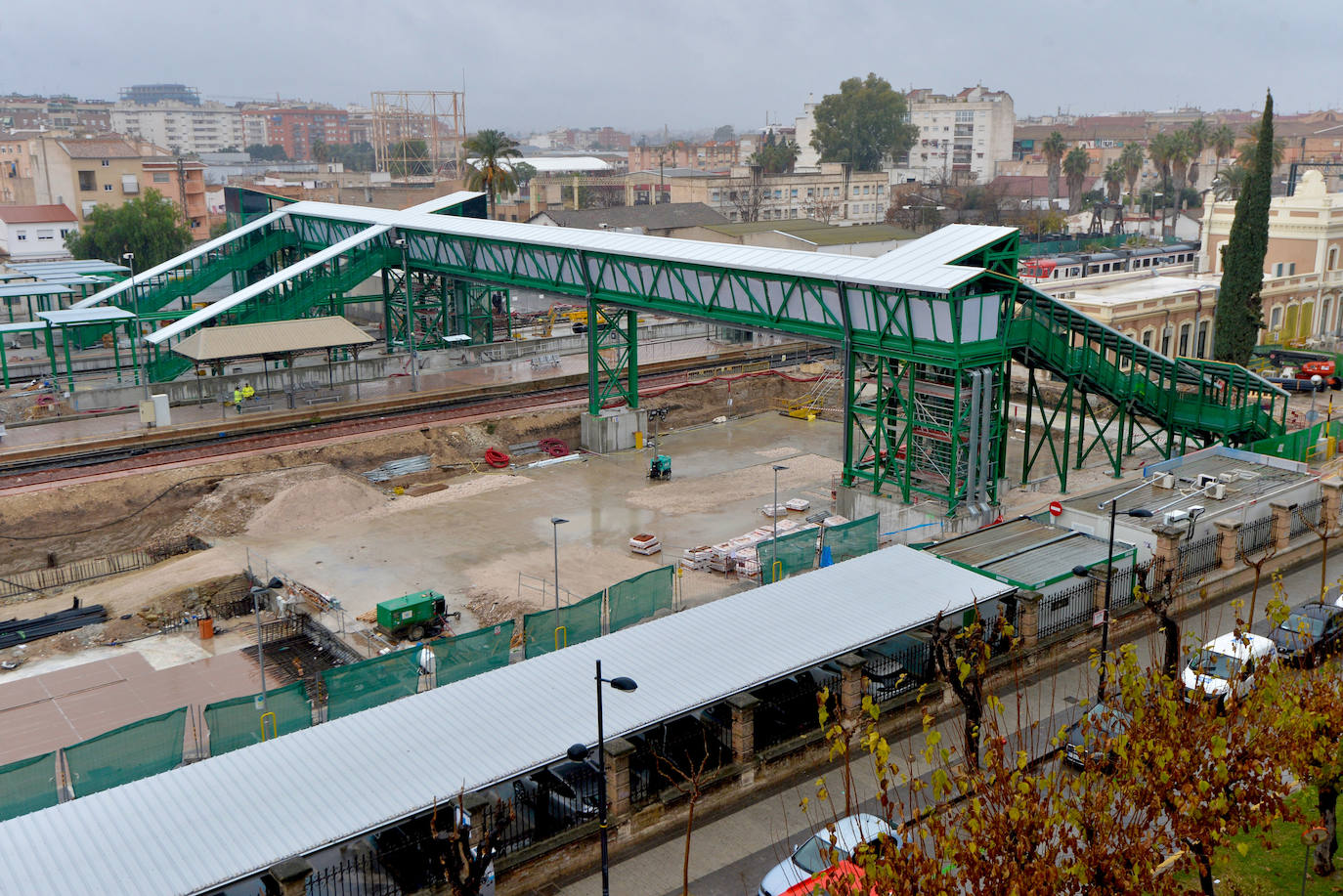 Fotos: Adif ultima la nueva pasarela de viajeros para poder soterrar la estación del Carmen