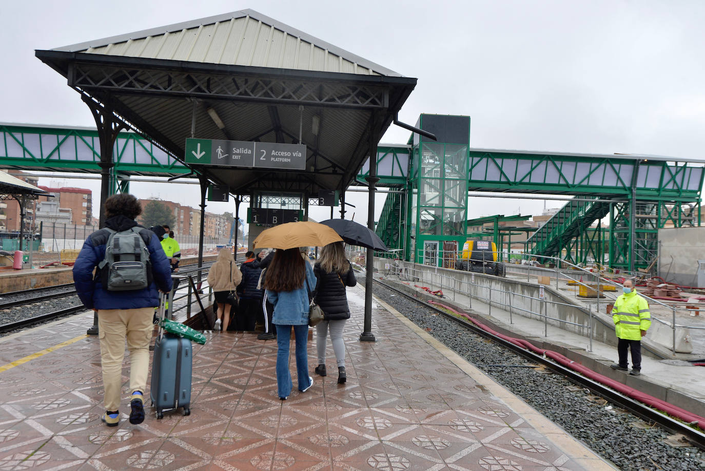 Fotos: Adif ultima la nueva pasarela de viajeros para poder soterrar la estación del Carmen
