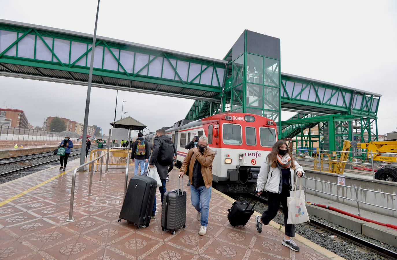 Fotos: Adif ultima la nueva pasarela de viajeros para poder soterrar la estación del Carmen