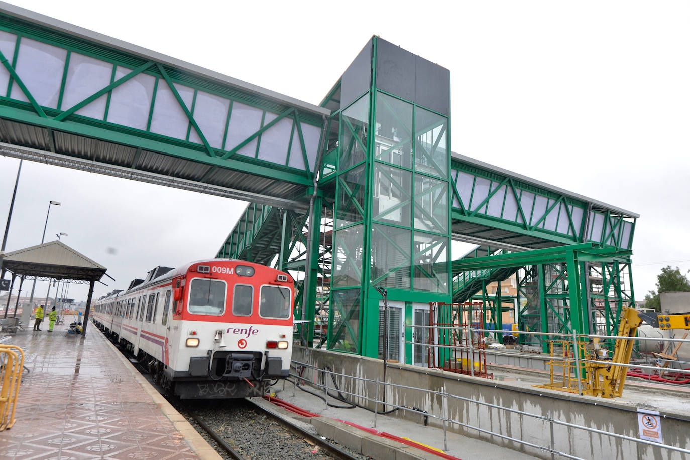 Fotos: Adif ultima la nueva pasarela de viajeros para poder soterrar la estación del Carmen
