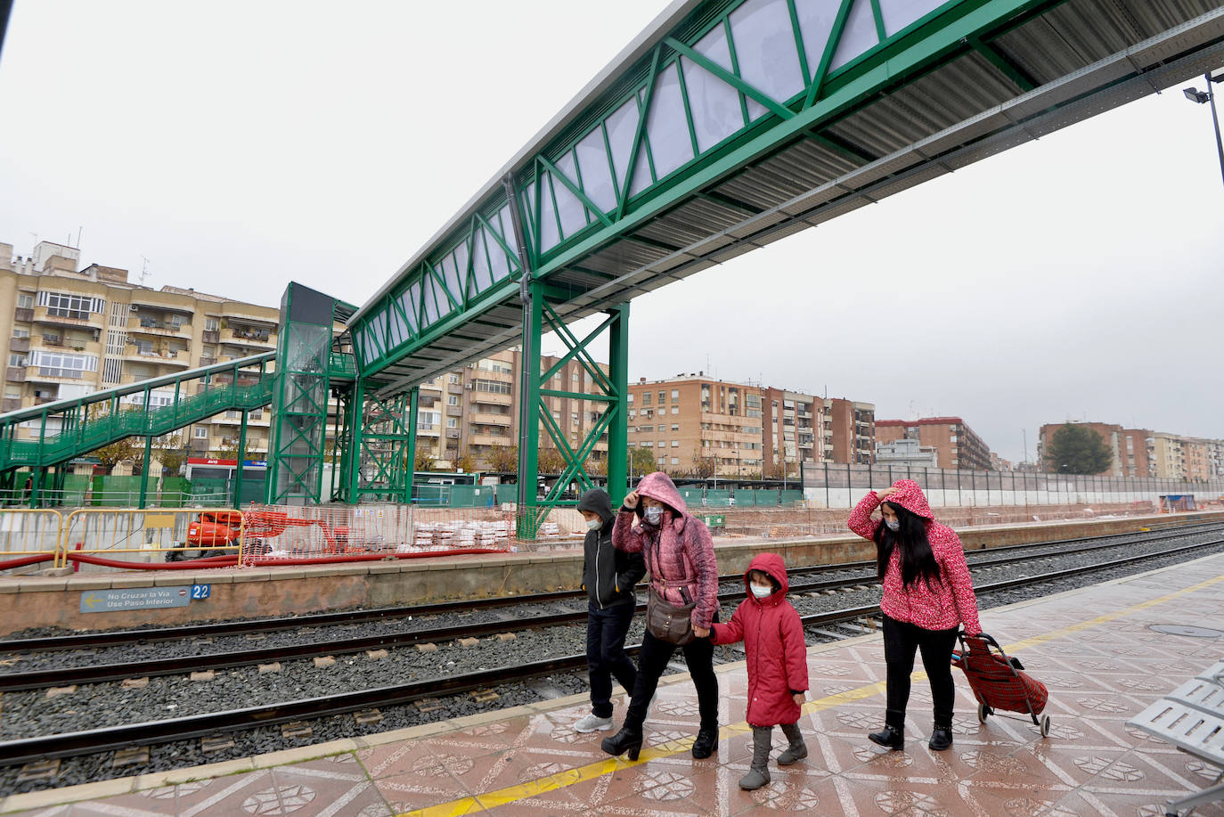 Fotos: Adif ultima la nueva pasarela de viajeros para poder soterrar la estación del Carmen