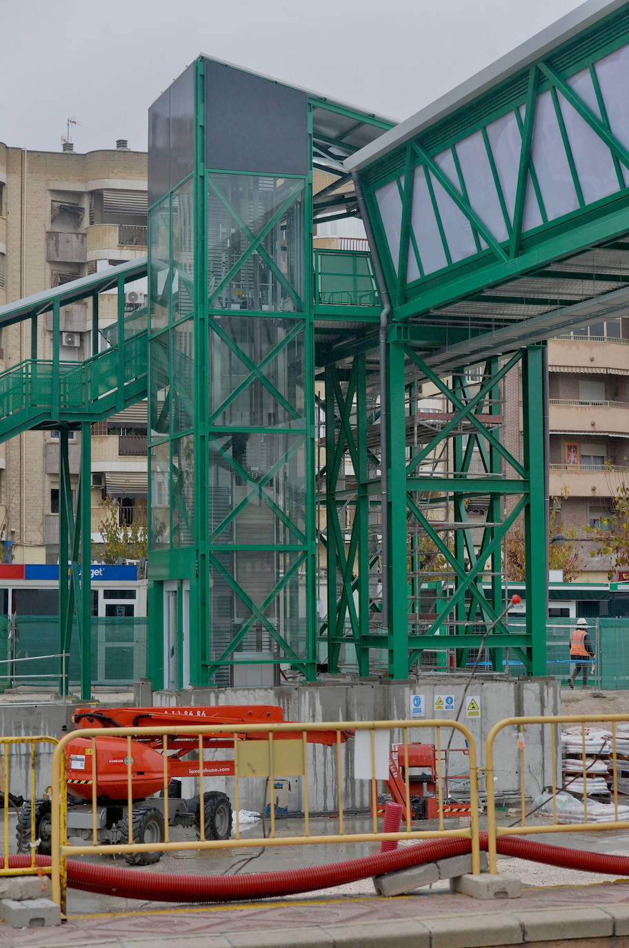 Fotos: Adif ultima la nueva pasarela de viajeros para poder soterrar la estación del Carmen
