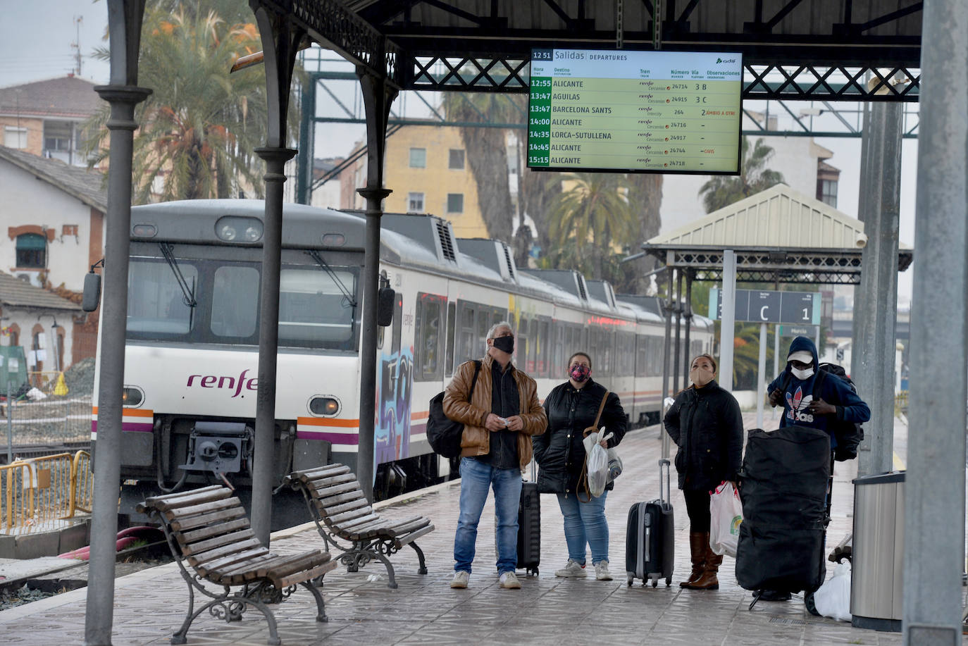 Fotos: Adif ultima la nueva pasarela de viajeros para poder soterrar la estación del Carmen