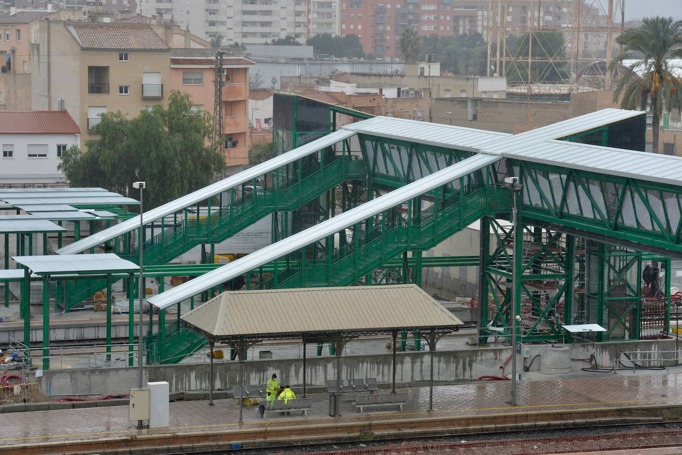 Fotos: Adif ultima la nueva pasarela de viajeros para poder soterrar la estación del Carmen