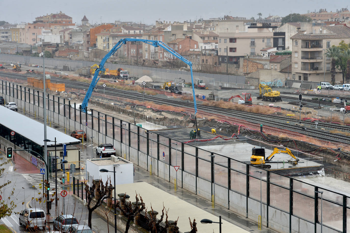 Fotos: Adif ultima la nueva pasarela de viajeros para poder soterrar la estación del Carmen