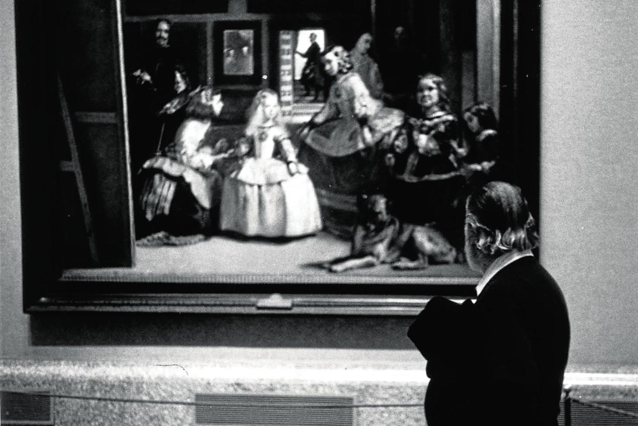 Ramón Gaya retratado en el Museo del Prado ante 'Las Meninas', de Velázquez. «¿Qué sería del mundo sin 'Las Meninas'?». 