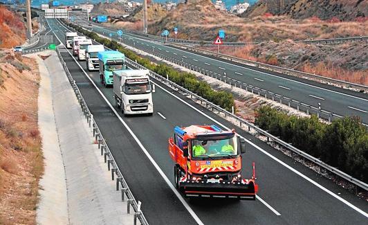 Máquinas quitanieves y camiones con sal saliendo de la Región.