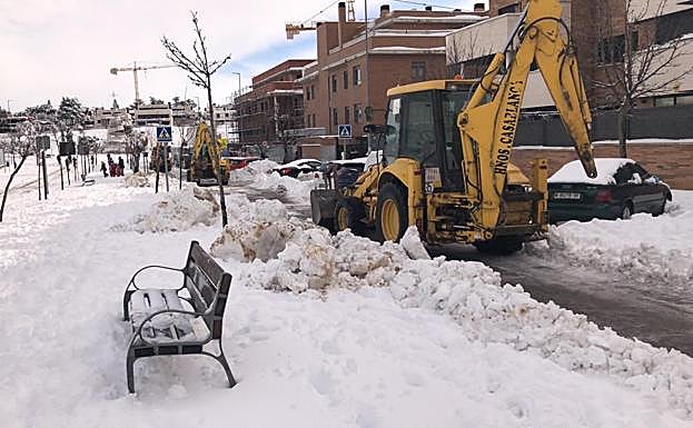 Los operarios, este domingo, trabajando en Madrid.
