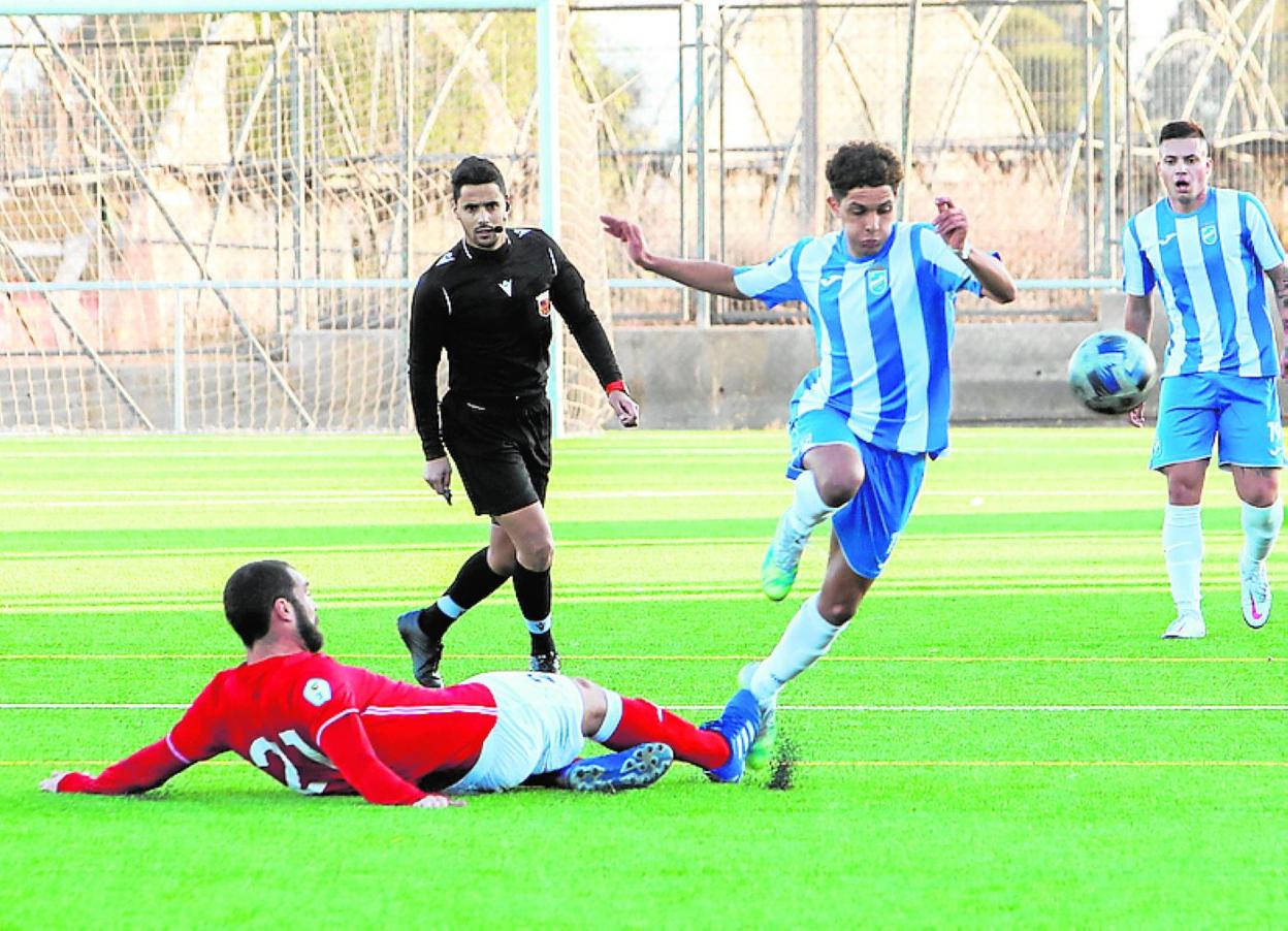 Yannis salta para no ser derribado por Cristian, este domingo en Lorca. 