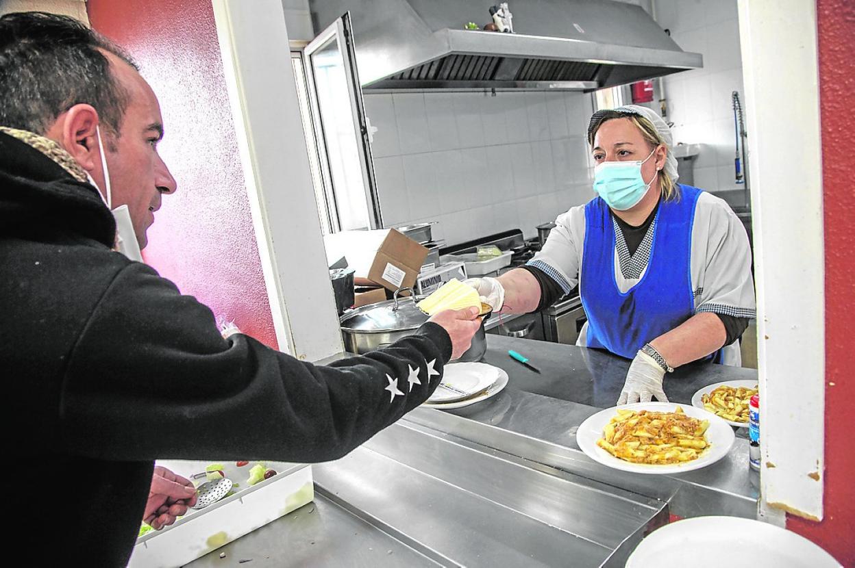 Servicio de comidas en la Hospitalidad de Santa Teresa, ayer al mediodía. 