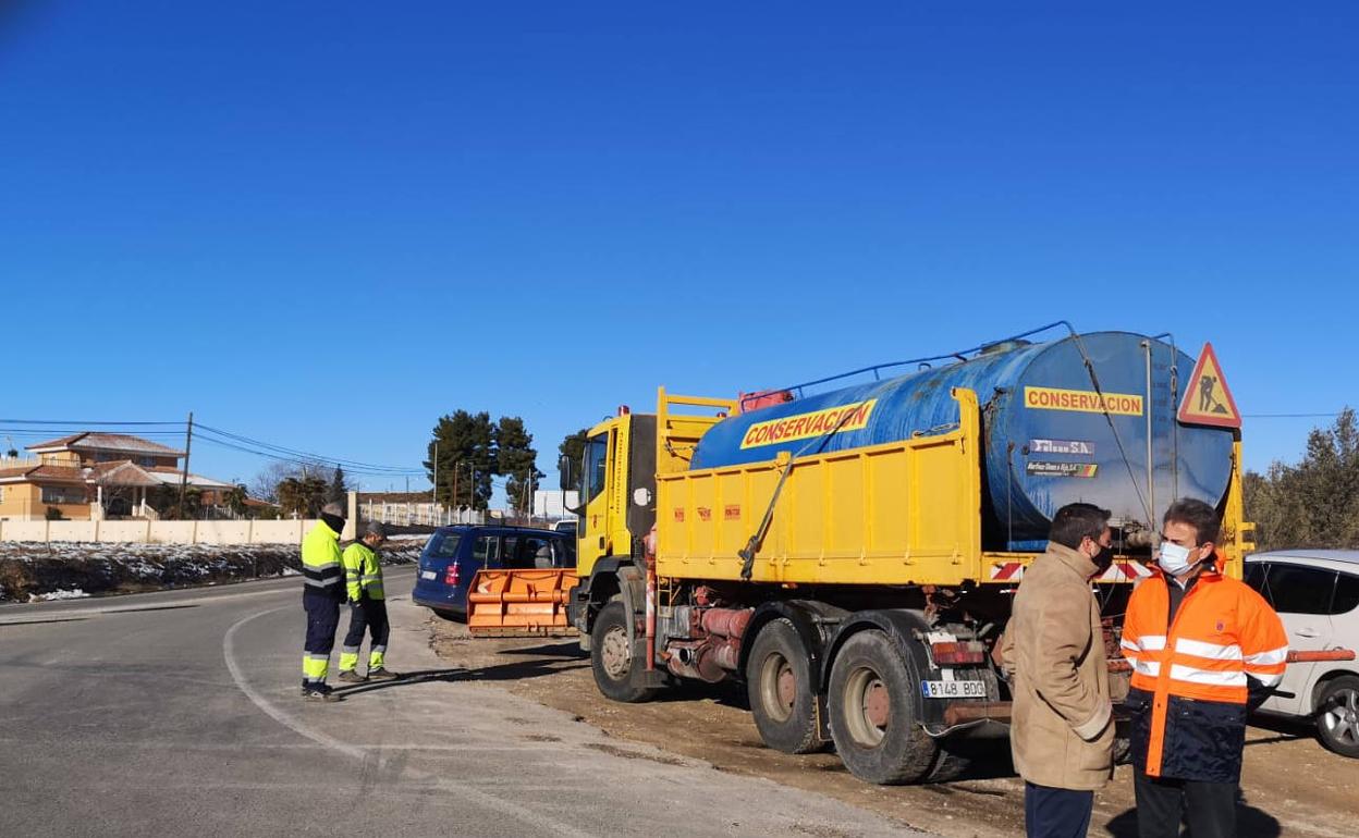 El director general de Carreteras, José Antonio Fernández Lladó, con uno de los equipos que forman parte del plan de vialidad invernal que este martes está realizando un tratamiento preventivo en la carretera de Barranda.