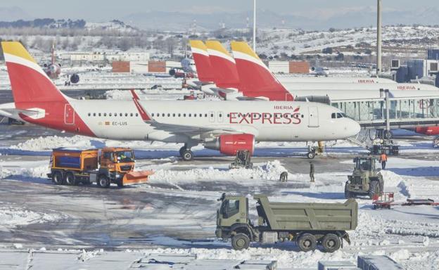 Un avión de Iberia Express en el aeropuerto de Barajas.