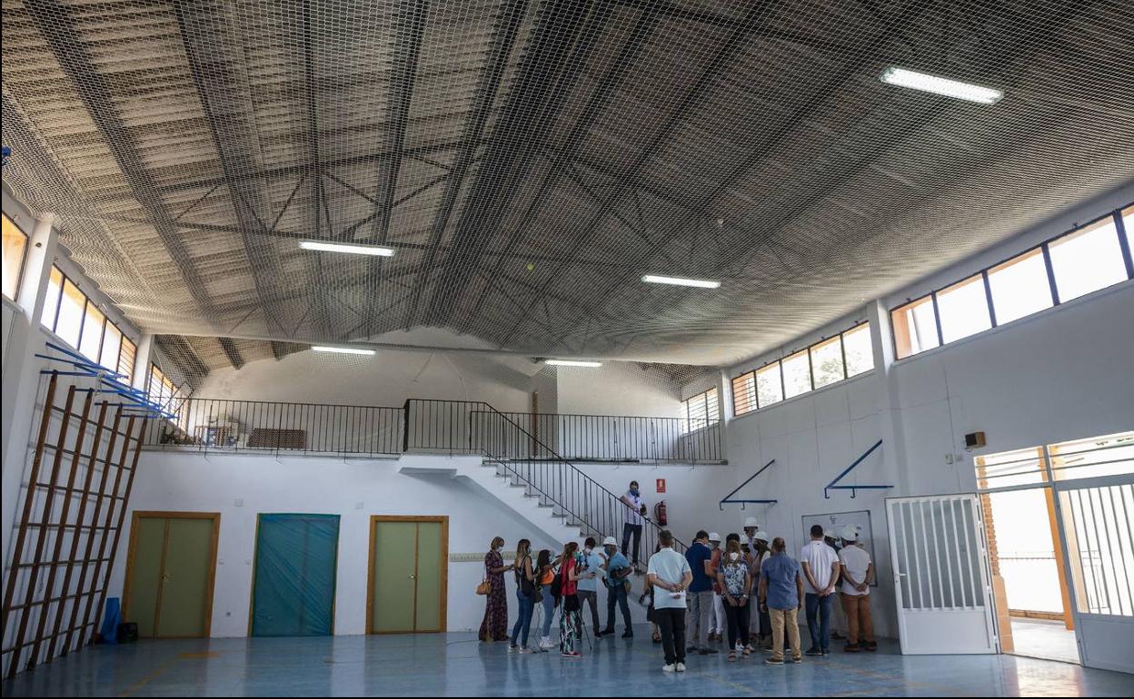 La concejal del área de Educación, Irene Ruiz, junto con la consejera de Educación, Esperanza Moreno, visitan las obras de retirada de fibrocemento en el centro escolar CEIP José María de Lapuerta tras las obras de este verano en una imagen de archivo. 