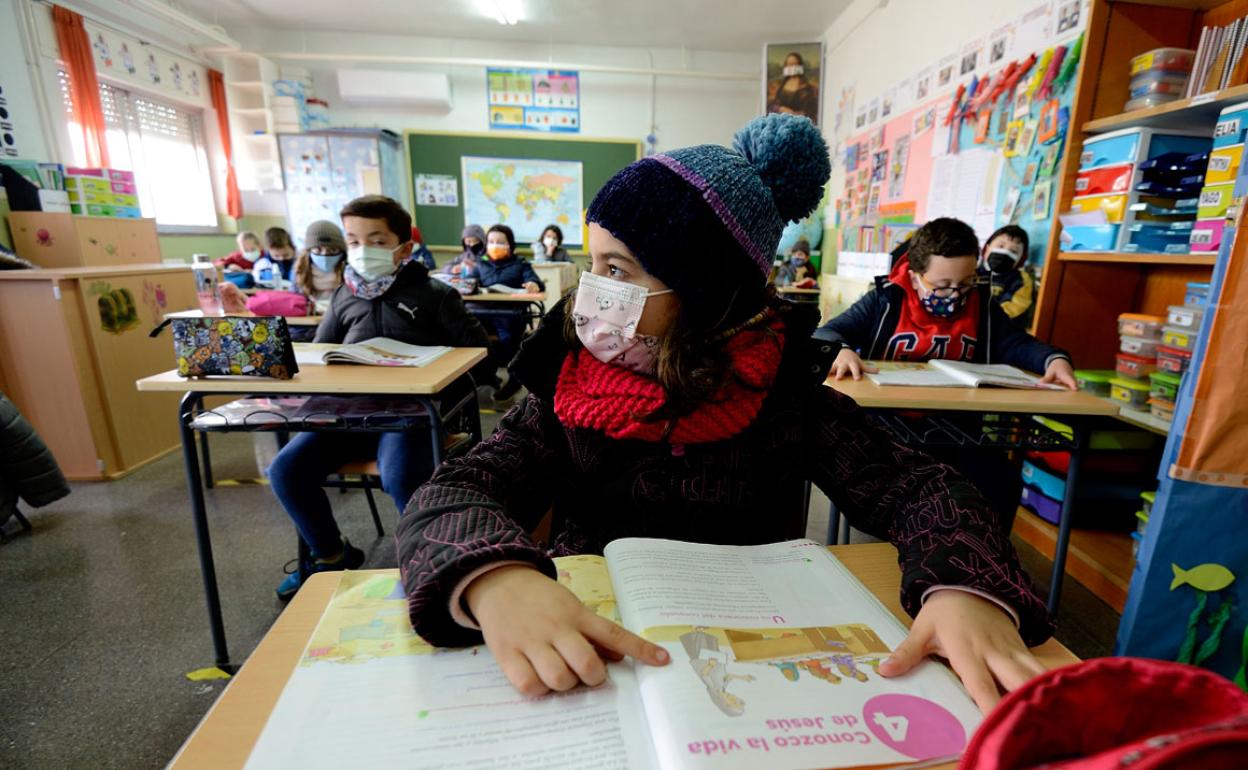 Alumnos del colegio Nuestra Señora de los Ángeles de El Esparragal, ayer, muy abrigados en su aula