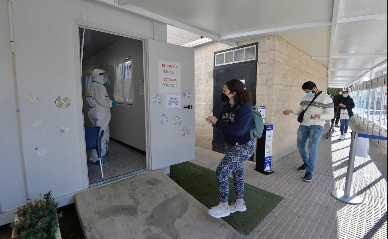 Cola para pruebas PCR, este miércoles, en el hospital Morales Meseguer de Murcia.