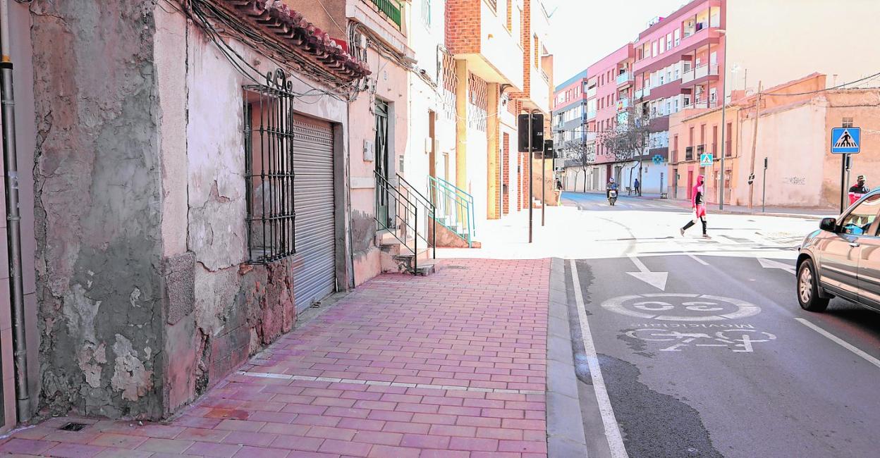 Calle Mayor del barrio de San Cristóbal con viviendas abandonadas, donde se inició la reyerta el sábado. 