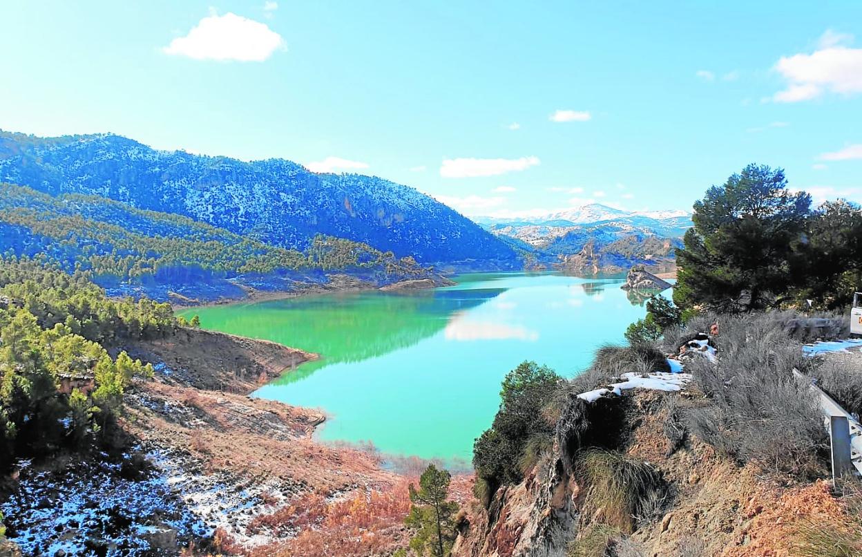 Pantano de la Fuensanta, con los restos de las recientes nevadas en la zona. 