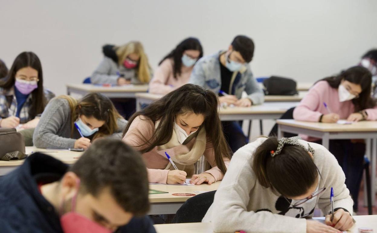 Estudiantes de la Universidad de Murcia realizando exámenes presenciales en el Campus de Espinardo.