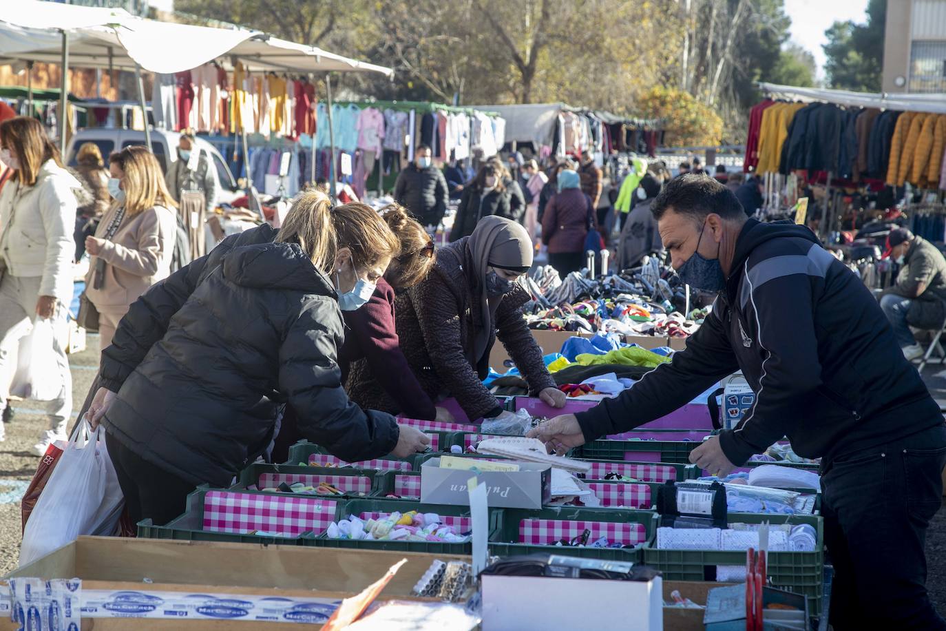 Fotos: El mercado del Cenit se llena de clientes