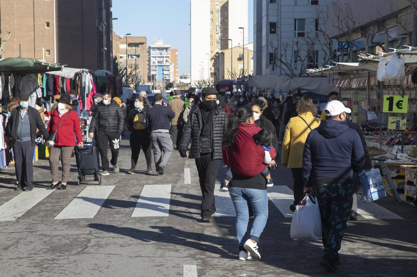Fotos: El mercado del Cenit se llena de clientes