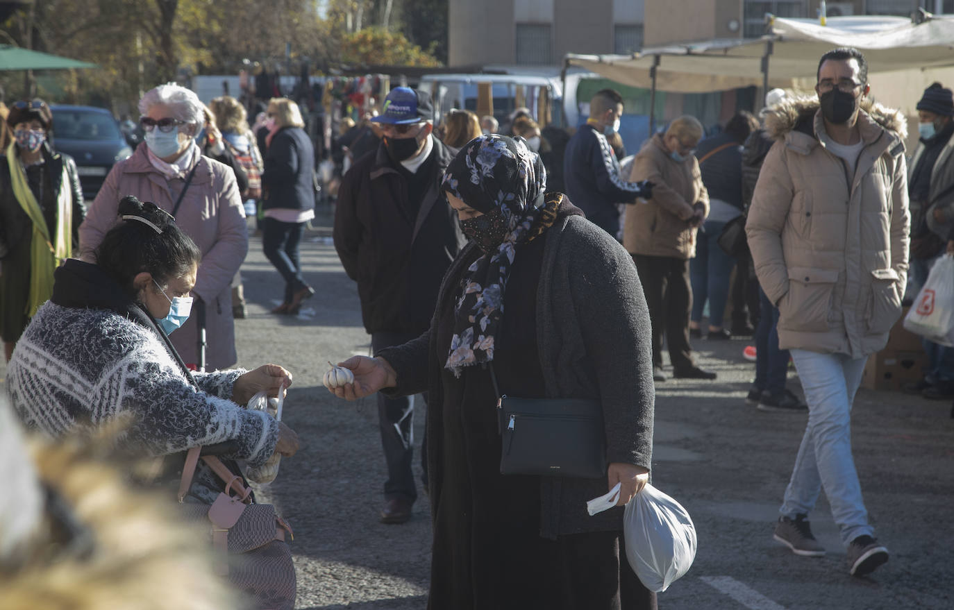 Fotos: El mercado del Cenit se llena de clientes