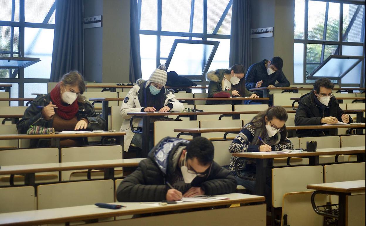 Unos estudiantes de la UMU se enfrentan a un examen en un aula de la Facultad de Matemáticas.