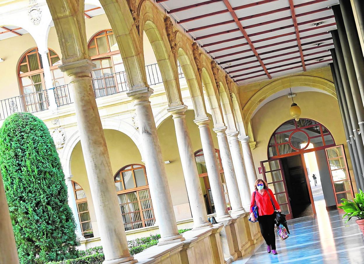 Un estudiante camina por el claustro del campus de La Merced, en Murcia. 