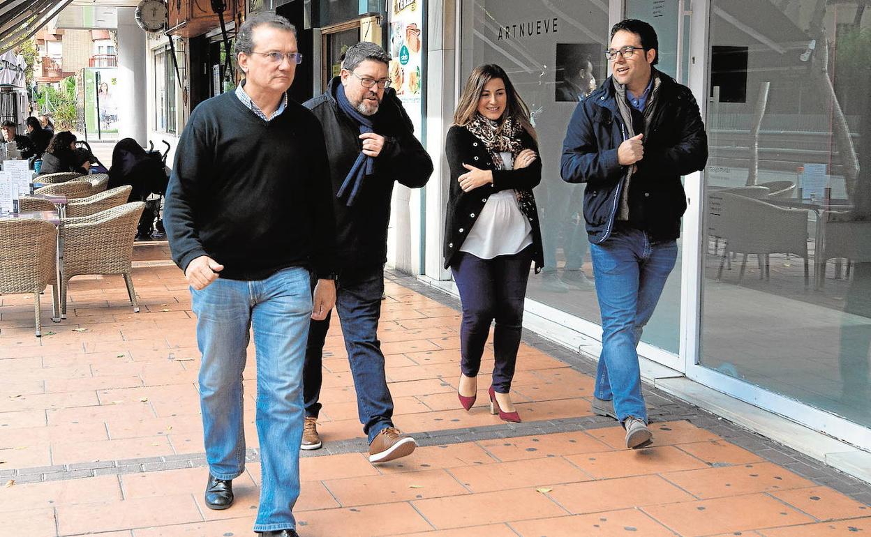 Miguel Garaulet, Miguel Sánchez, María Dolores Jiménez y Antonio Ortiz se dirigen a la sede regional de Ciudadanos en una foto de archivo.