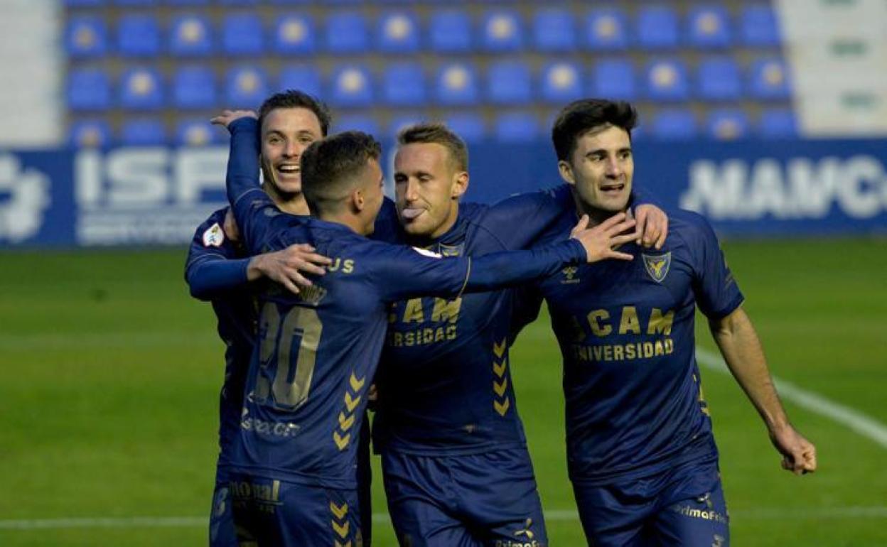 Jugadores del UCAM celebrando un gol.