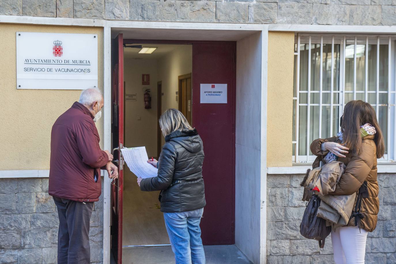 Fotos: Vacunación de profesionales sanitarios en Murcia