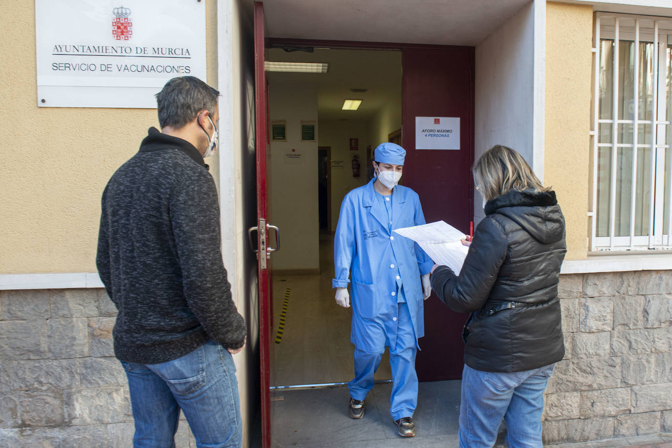 Fotos: Vacunación de profesionales sanitarios en Murcia