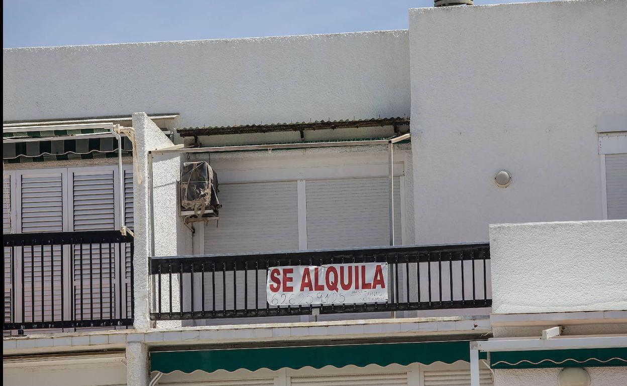 Una vivienda con un cartel de 'se alquila', en una imagen de archivo.