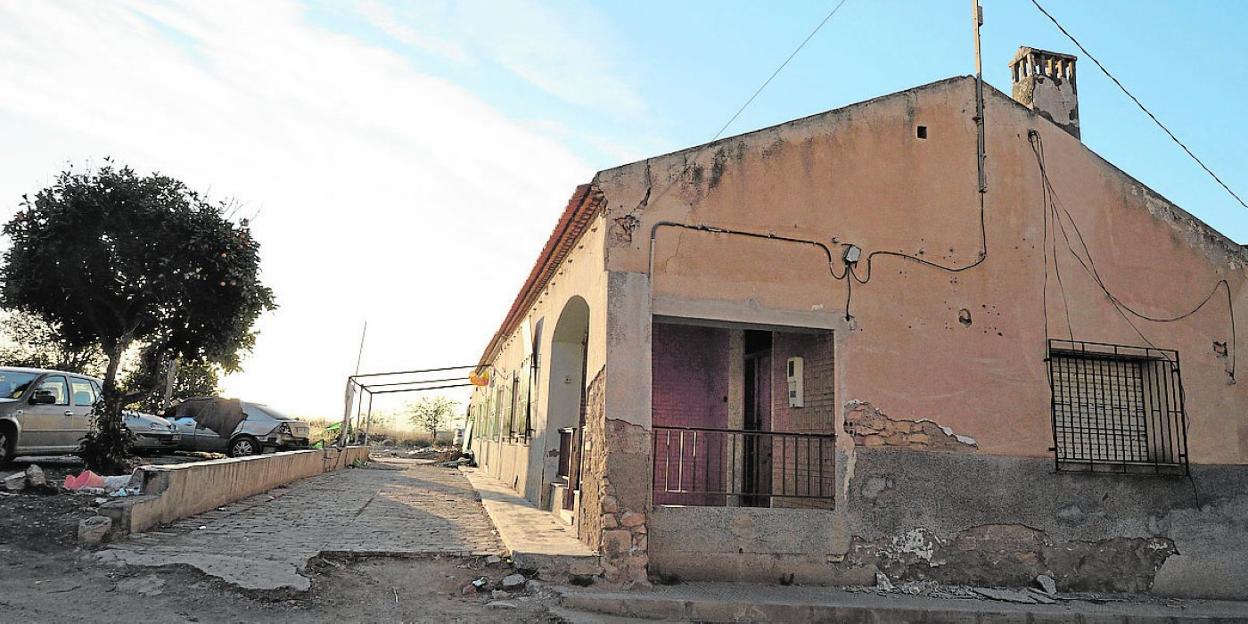 Una de las viviendas ocupadas donde se han establecido varias familias. 